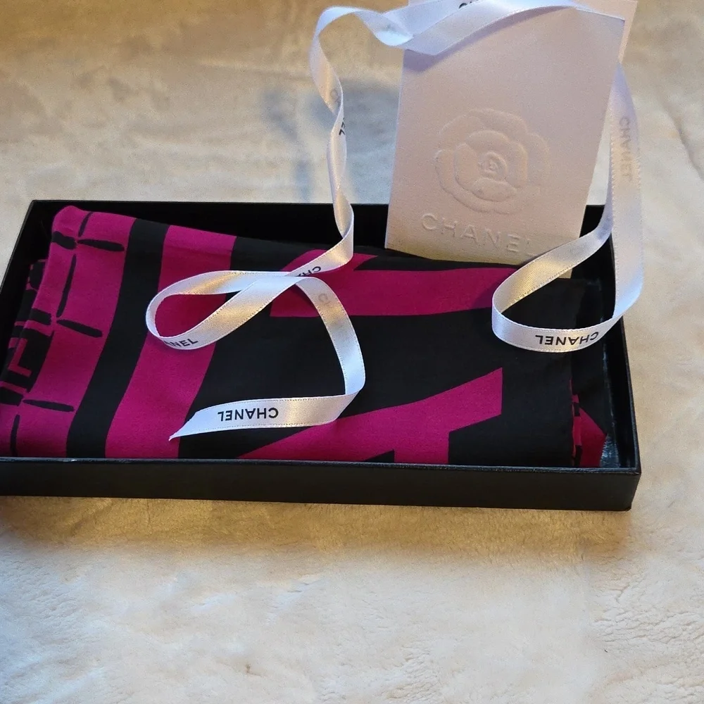 Chanel‎ Fuchsia and Black Scarf